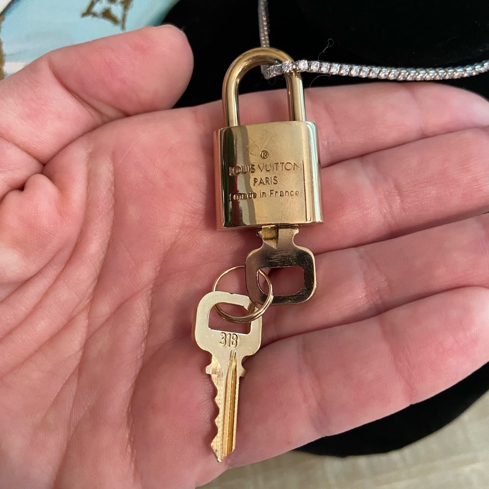 Louis Vuitton Lock & Key #318 w/ 2 keys - Picture 3 of 3